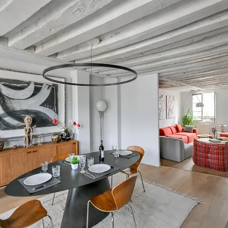 Stunning One-bedroom, Marais - Place Des Vosges * Parijs